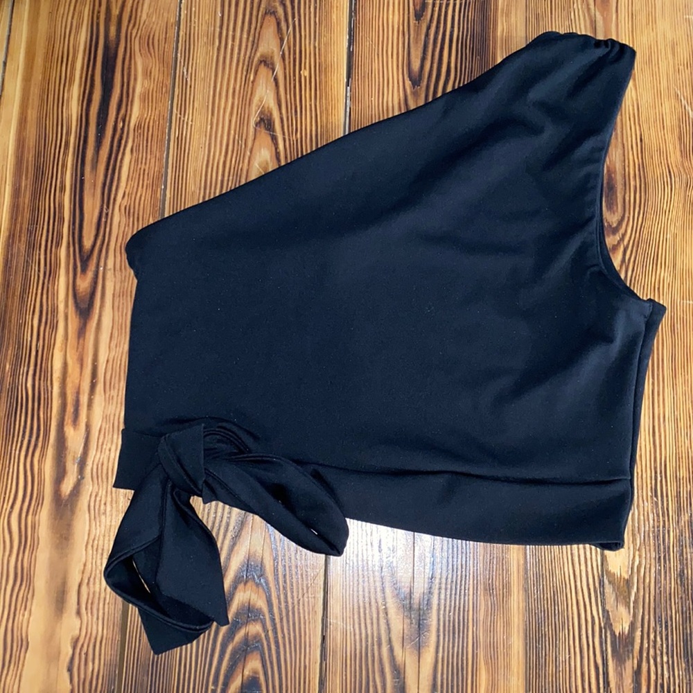 Women’s black one shoulder top